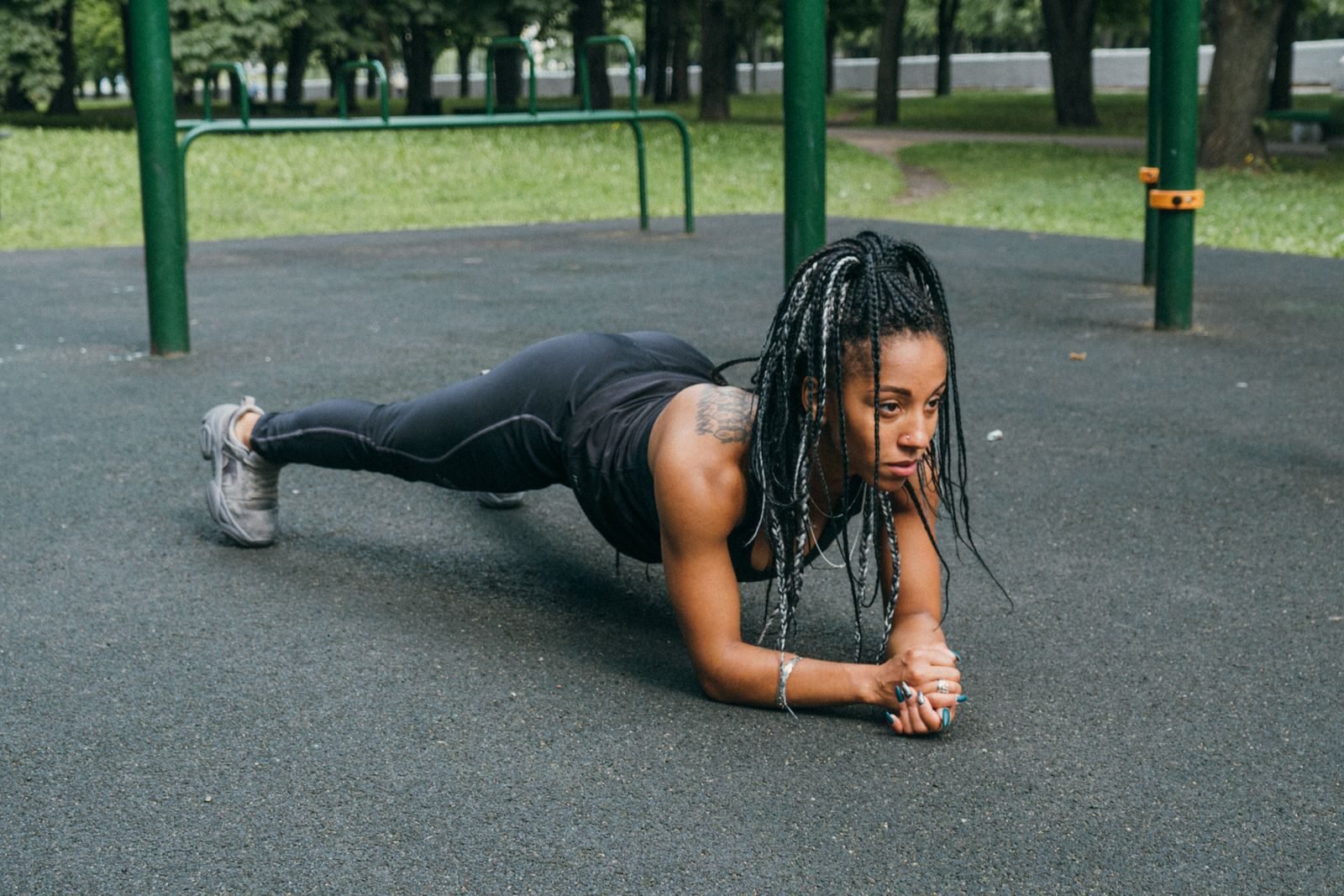Woman doing a plank in a park to strengthen her core