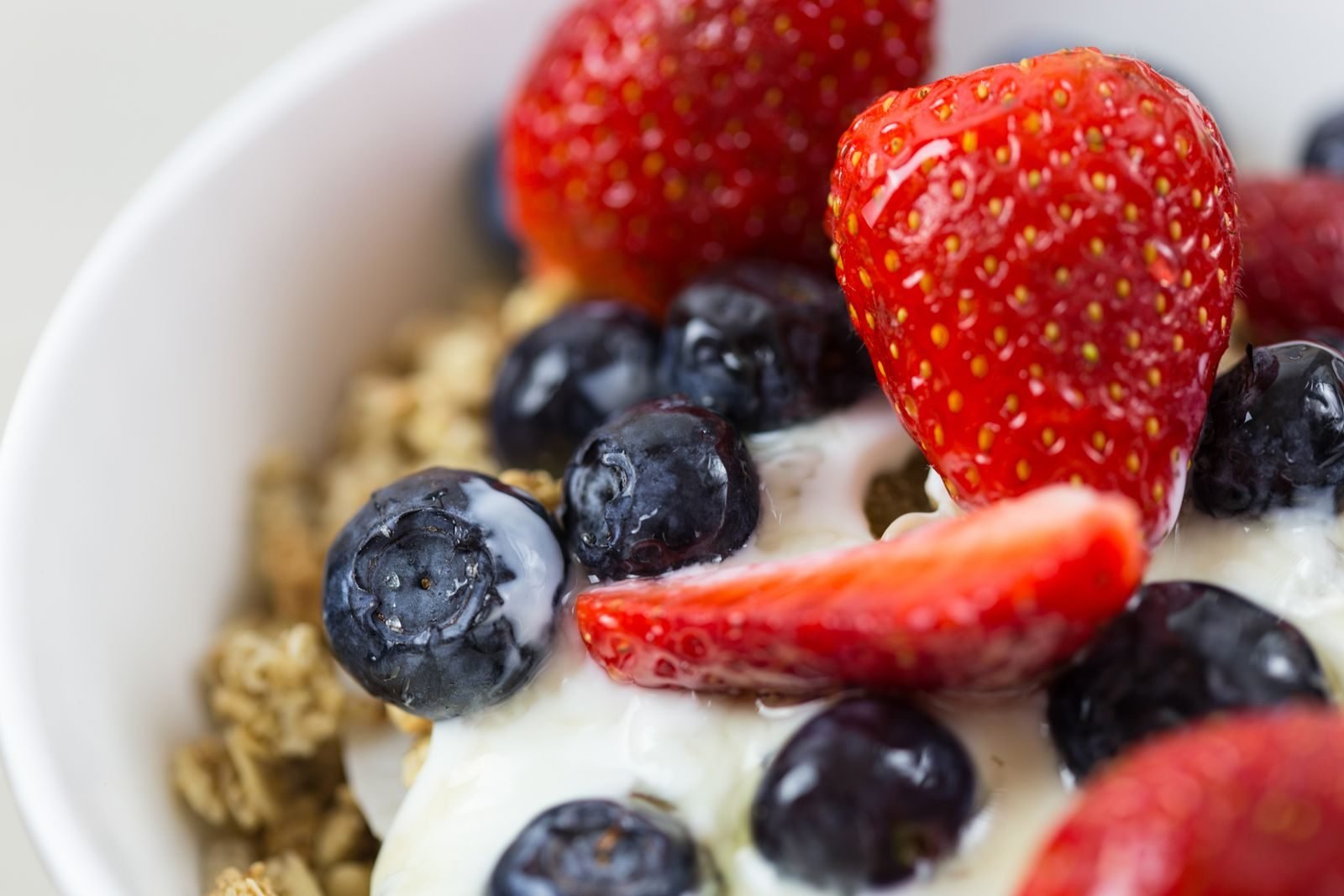 Yogurt with strawberries, blueberries and granola, a source of protein for runners