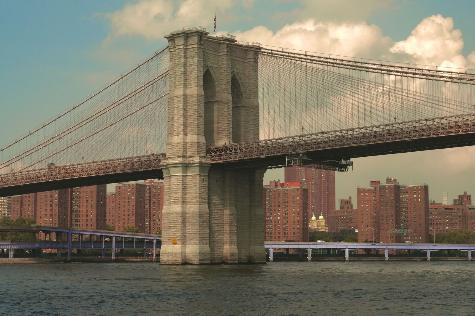 Vista clásica del puente de Brooklyn con Manhattan al fondo