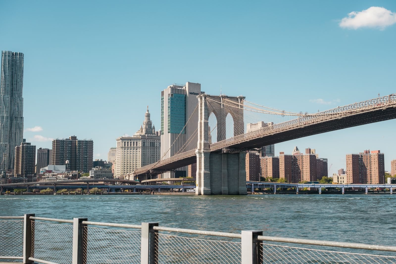 Puente de Brooklyn con el skyline de Manhattan, una imagen del Maratón de Nueva York