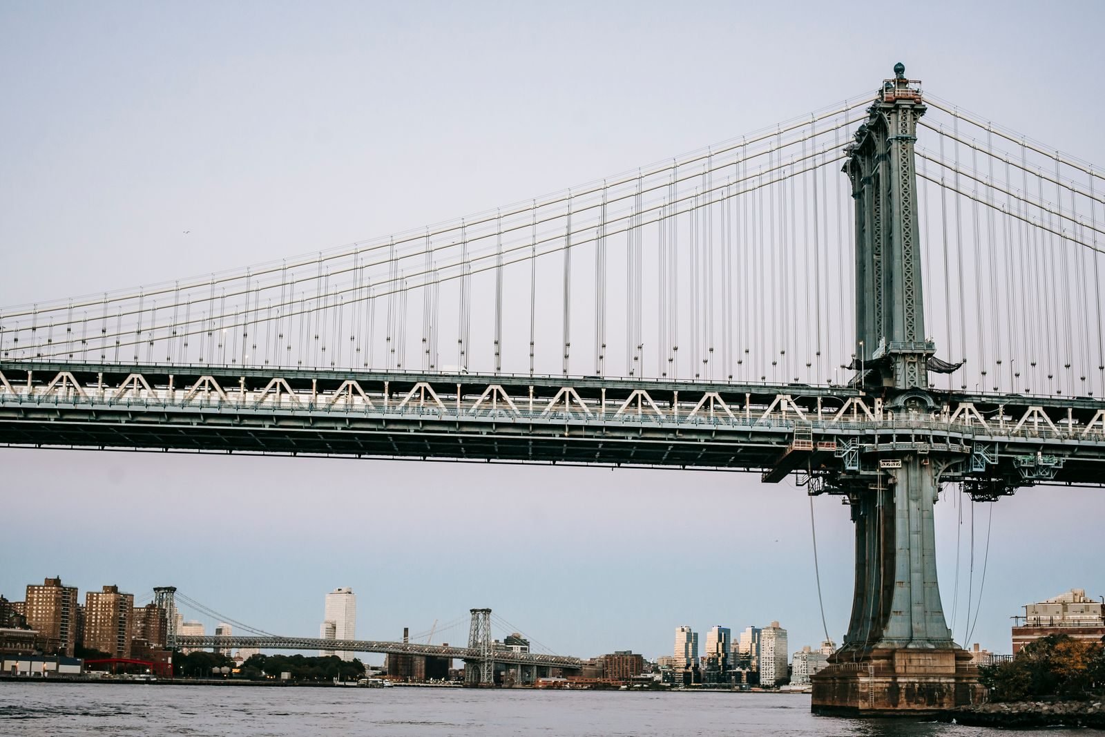 Estructura metálica de un puente sobre el East River de Nueva York