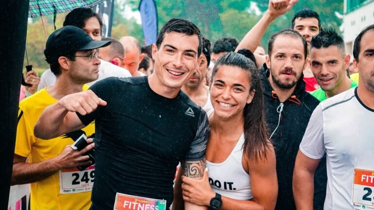 Corredores sonrientes con dorsal después de una carrera popular, imagen ilustrativa de la Pujada a la Seu Vella 2026