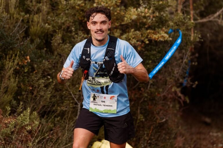 Corredor de trail con mochila y bidón levantando el pulgar, imagen ilustrativa de la Pujada a Montanyans 2026