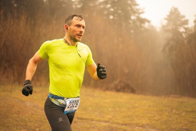 Trail runner with a bib on a mountain path at sunset, illustrative photo for Querroig Trail 2026