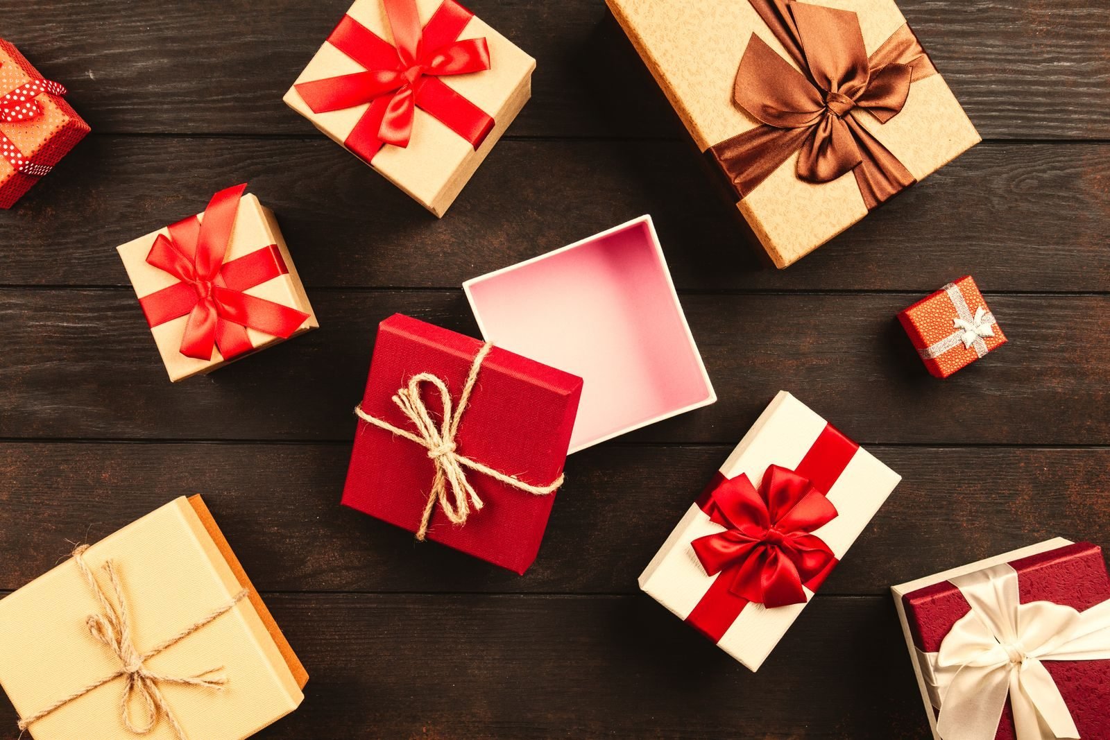 Regalos de Navidad envueltos sobre una mesa de madera