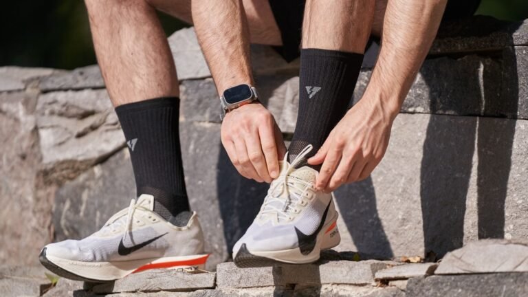 Corredor atándose las zapatillas en unas escaleras de piedra, regalos para runners hombre
