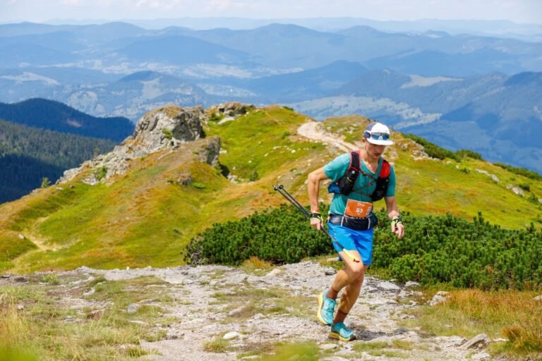 Corredor de trail en un sendero de montaña, regalos para trail runners