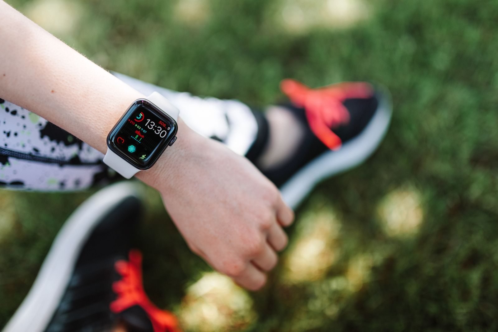 Reloj inteligente en la muñeca durante un entrenamiento por zonas de frecuencia cardíaca