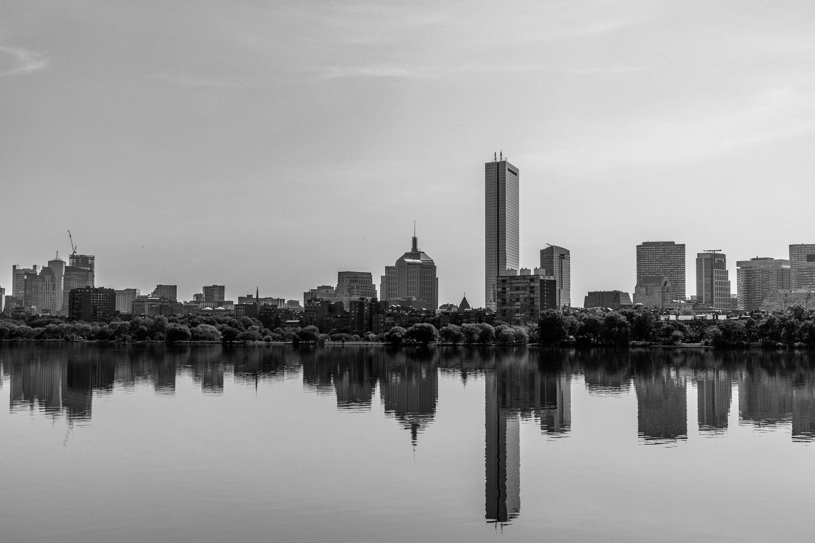 Skyline de Boston reflejado en el río Charles en blanco y negro