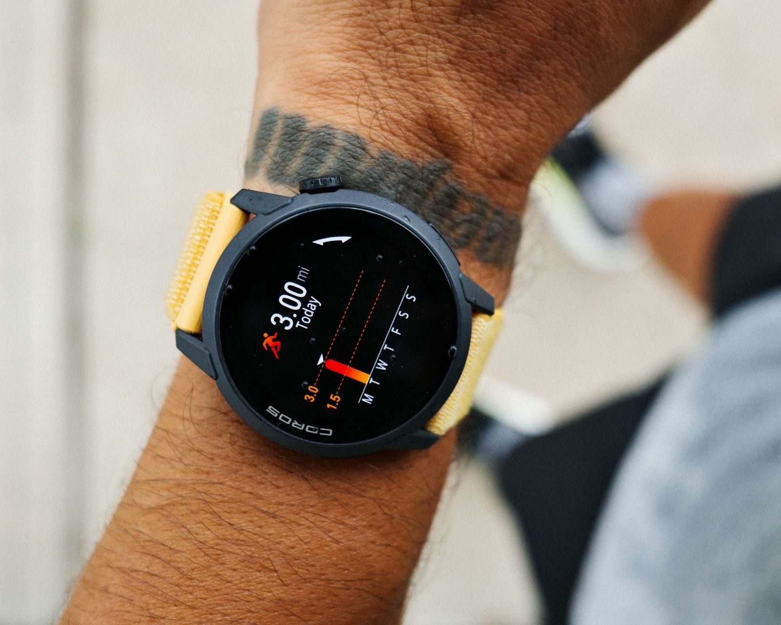 Reloj deportivo en la muñeca de un corredor mostrando el ritmo y la velocidad de su carrera