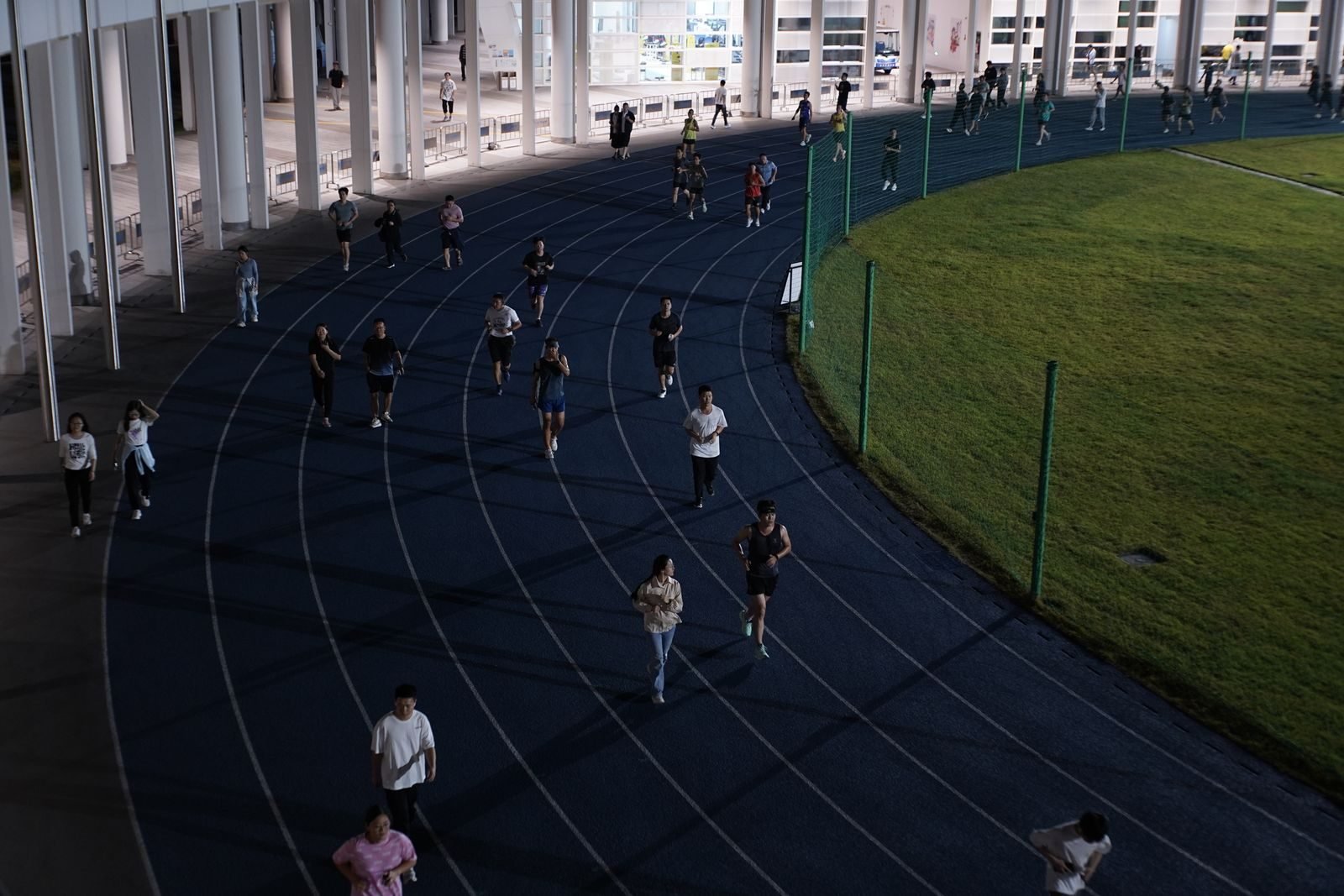 Rodaje a ritmo fácil, el primero de los ritmos de entrenamiento, en una pista de atletismo