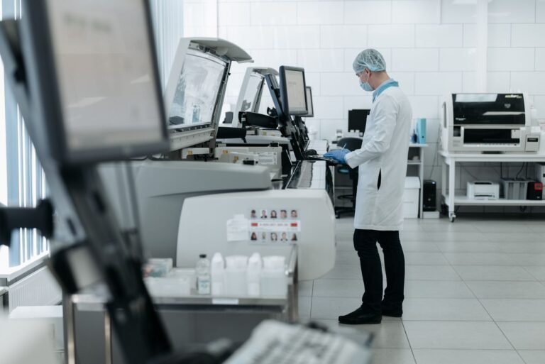 Técnico con bata en un laboratorio de análisis como los que detectaron el positivo de Ruti Aga