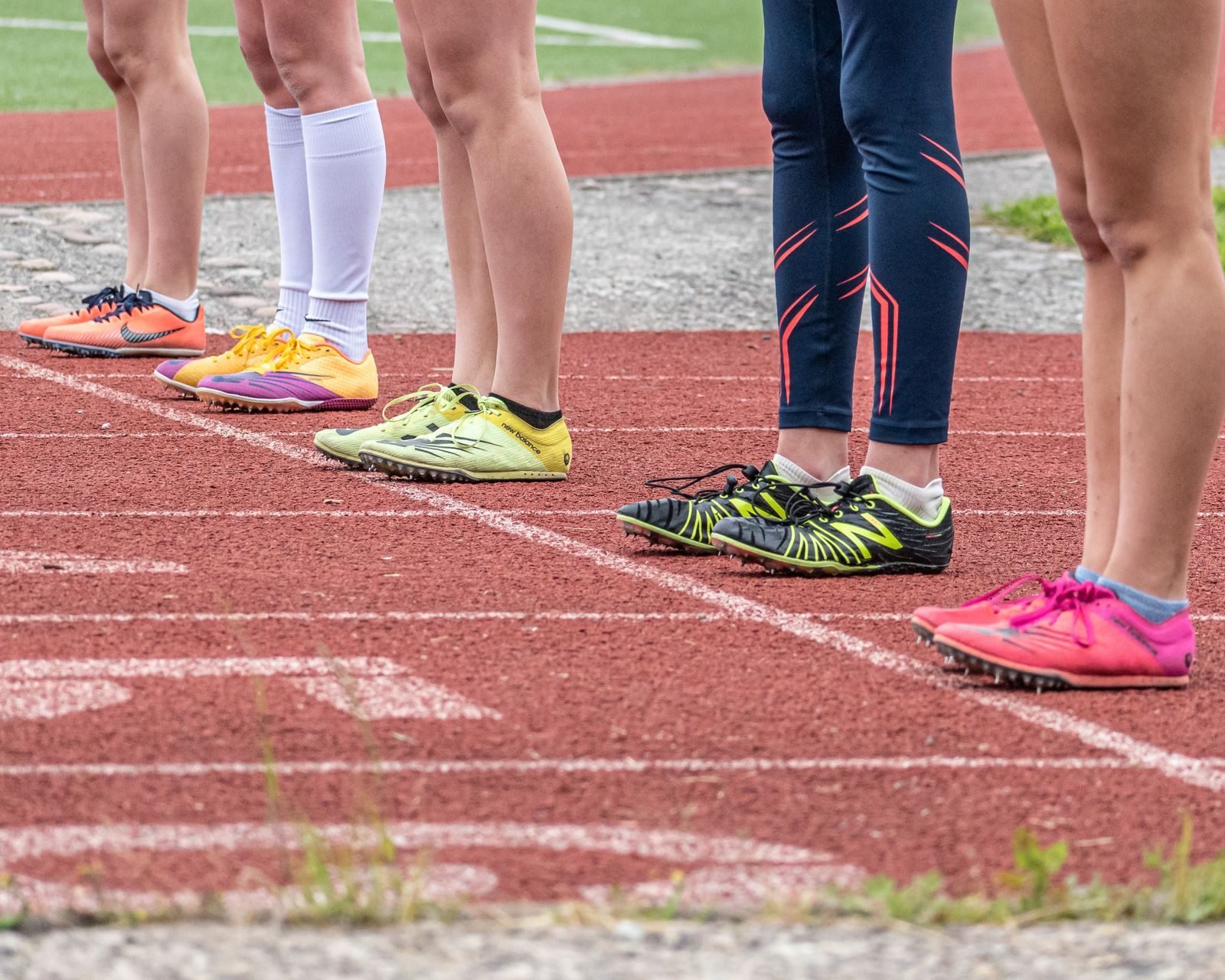 Corredores preparados en la línea de salida de una pista de atletismo