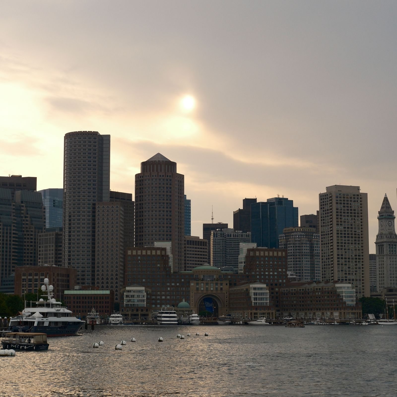 Skyline y puerto de Boston al anochecer, ciudad del Maratón de Boston