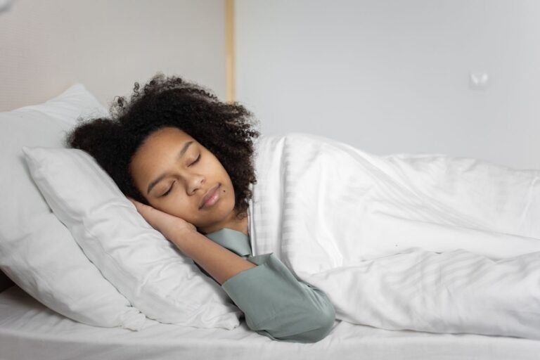 Mujer durmiendo plácidamente, el descanso que mejora el sueño y rendimiento al correr