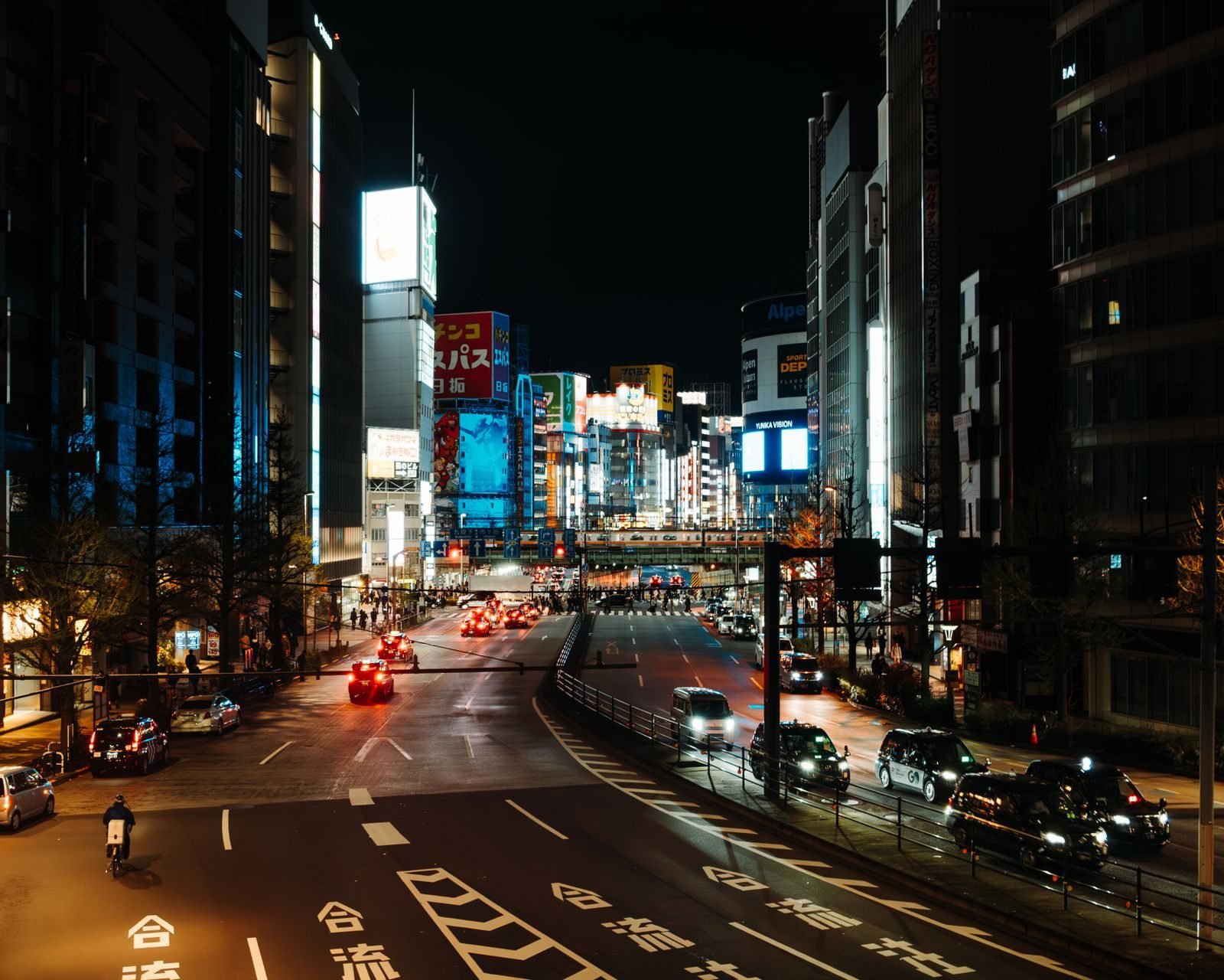Calles de Tokio iluminadas de noche