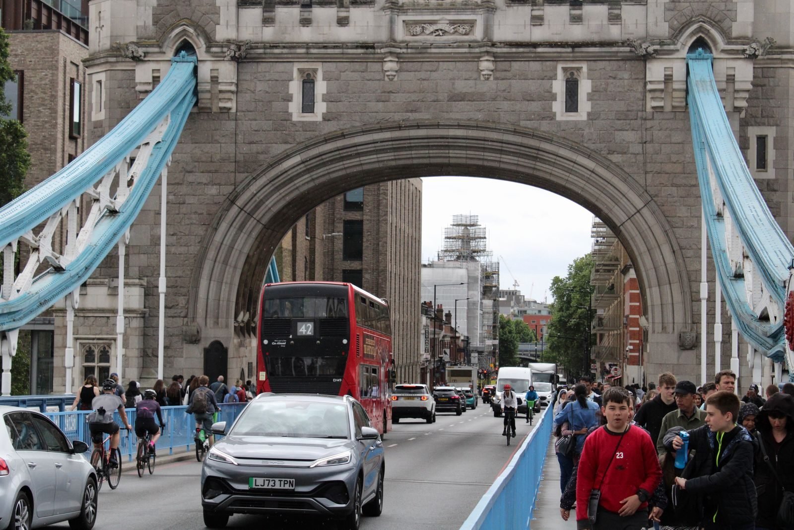 People and traffic crossing Tower Bridge in London, the city of the Sawe and Assefa marathon