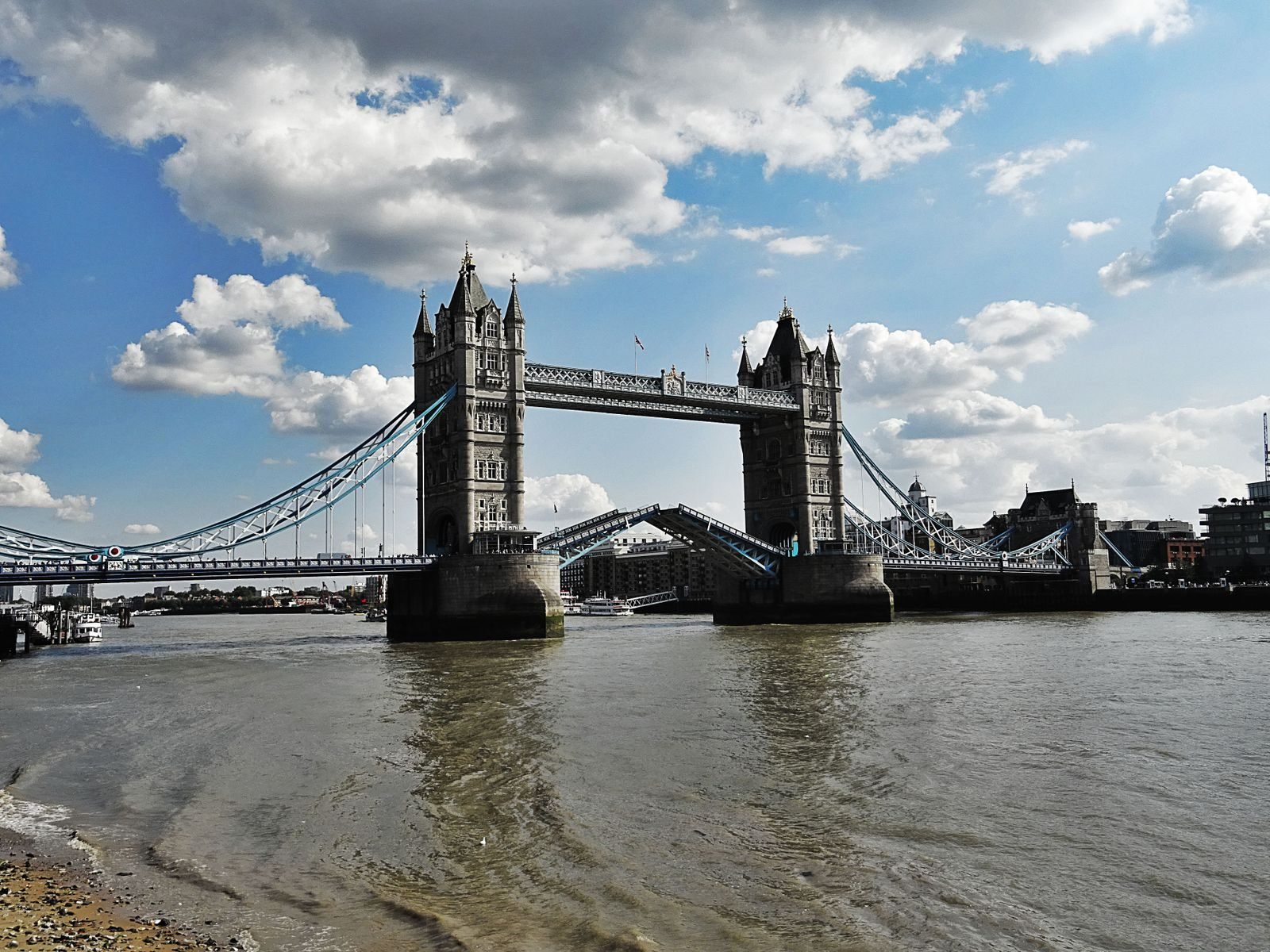 Tower Bridge abierto sobre el Támesis, en la ciudad del Maratón de Londres