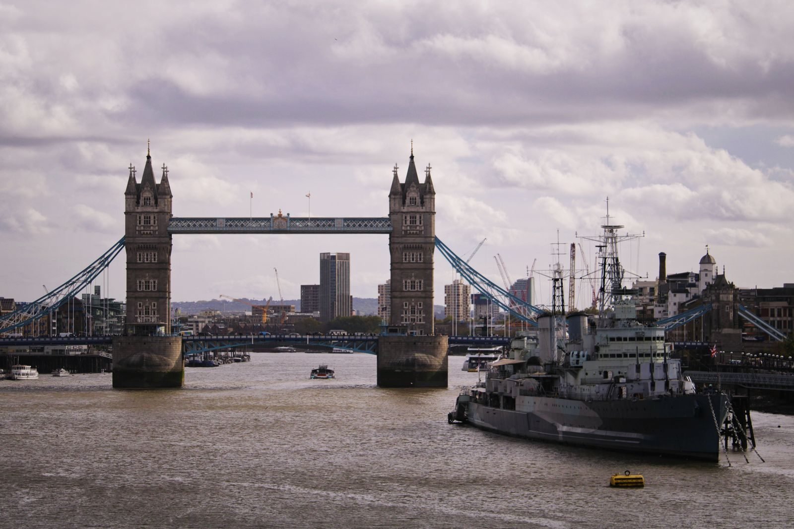 Tower Bridge sobre el Támesis en Londres