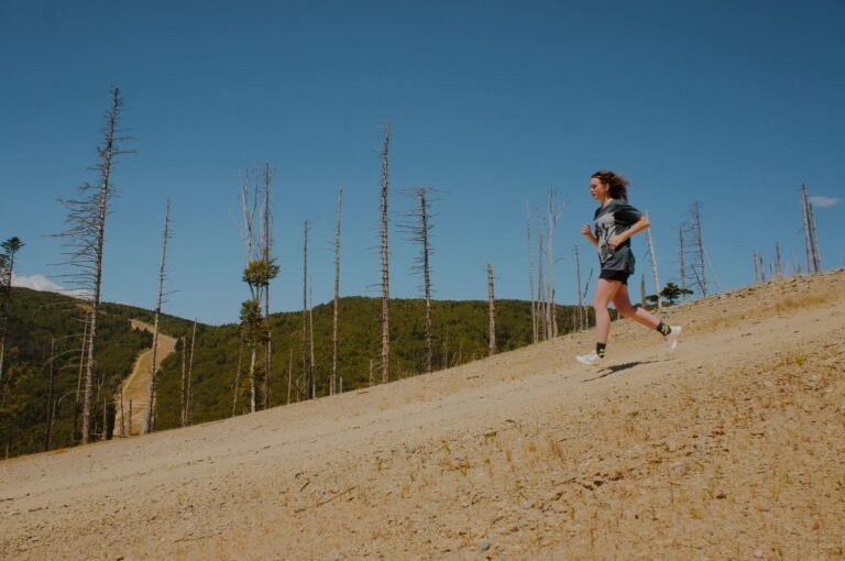 Corredora de trail bajando por una pista de tierra, imagen ilustrativa de la Trail La Riera de Gaià 2026