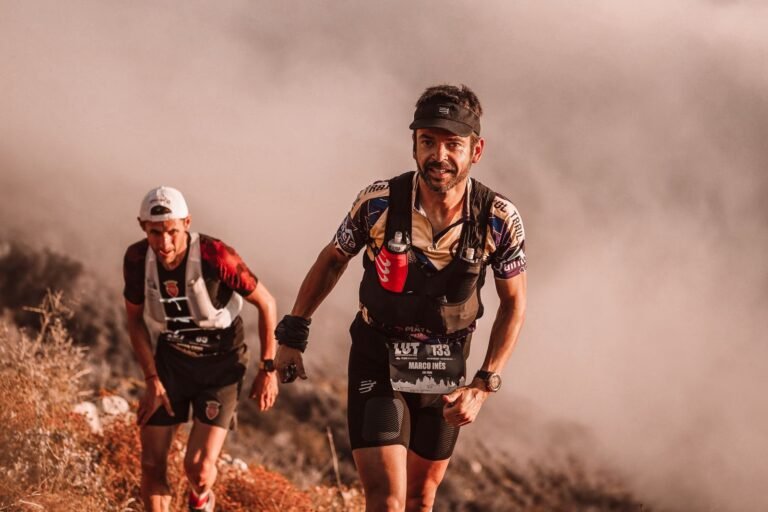 Corredores de trail con dorsal en un paisaje de montaña con niebla, imagen ilustrativa de la Trail La Vall 2026