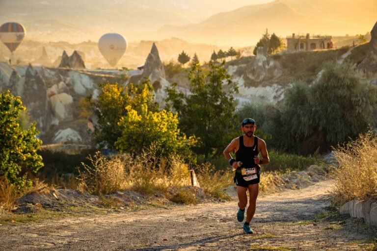 Trail runner with a backpack on a path at sunset, illustrative photo for Trail Toca-sons 2026