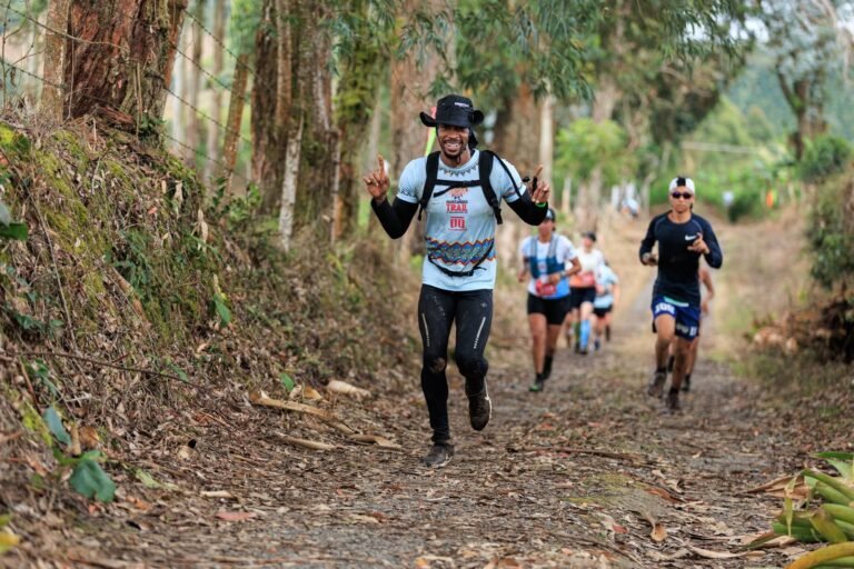 Grupo de corredores de trail por un camino entre árboles, imagen ilustrativa de la Trenca 3 Pics 2026
