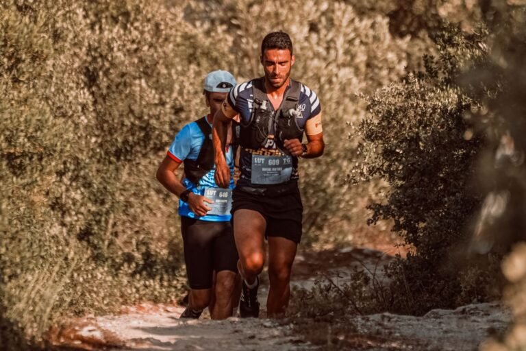 Runners with bibs on a dirt track, illustrative photo for Volta a lEstany 2026