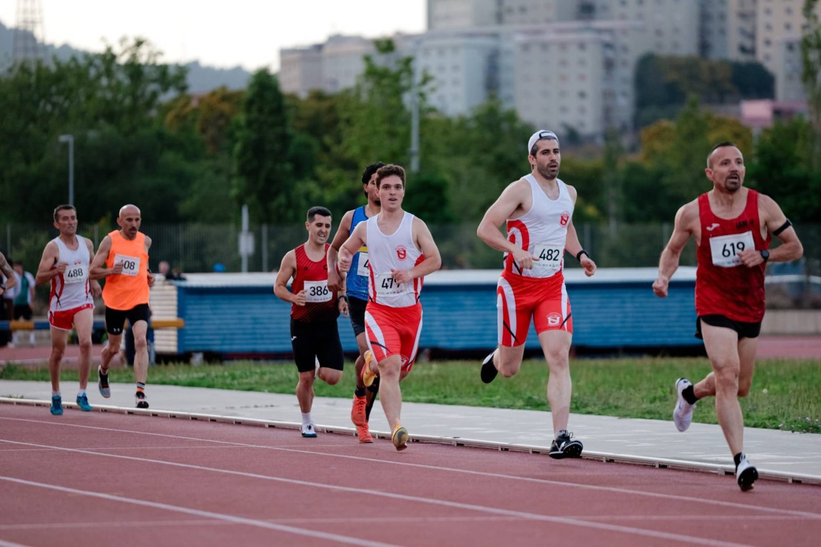 Xavi Juanes, con el dorsal 482, en el grupo de una carrera de medio fondo en pista