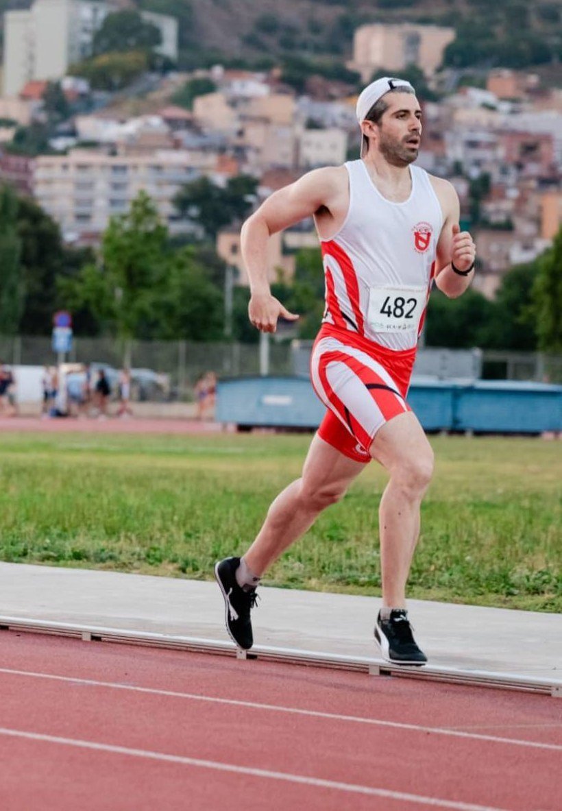 Xavi Juanes running a middle-distance track race wearing bib 482