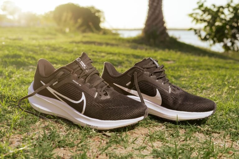 Par de zapatillas de entrenamiento negras sobre el césped