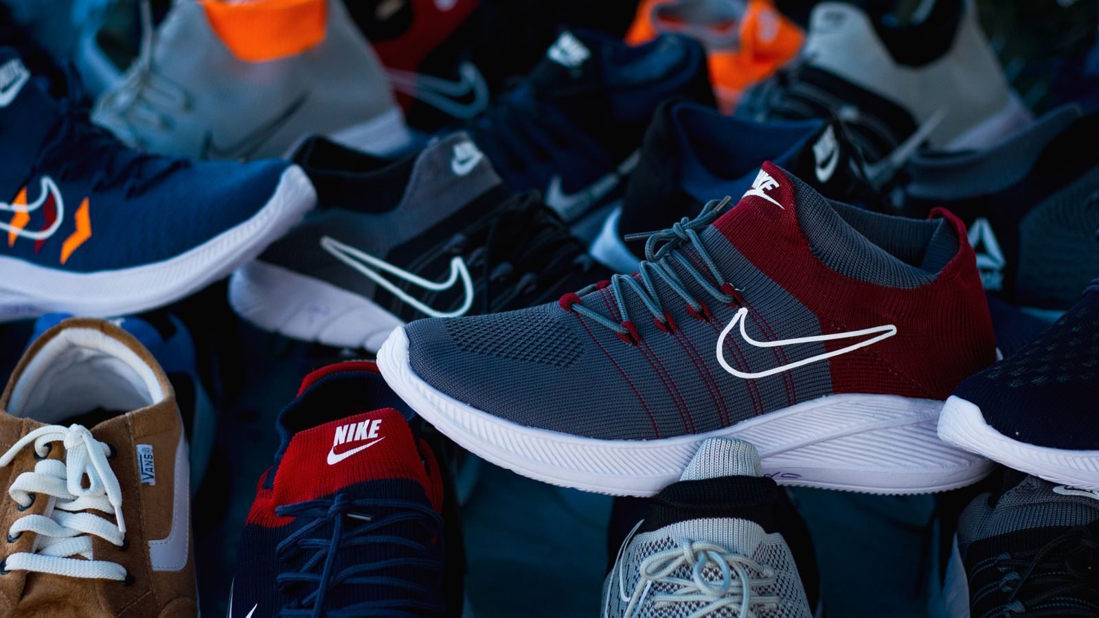 Zapatillas deportivas de distintos colores y estilos